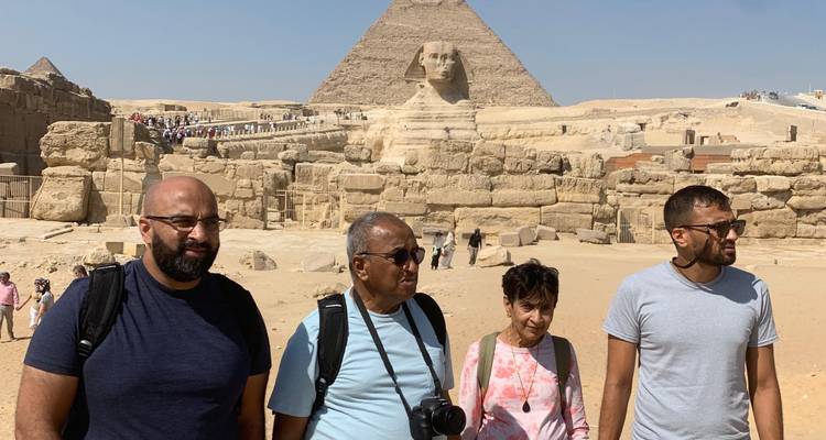 Groepsfoto met de Sfinx en piramides in Giza.