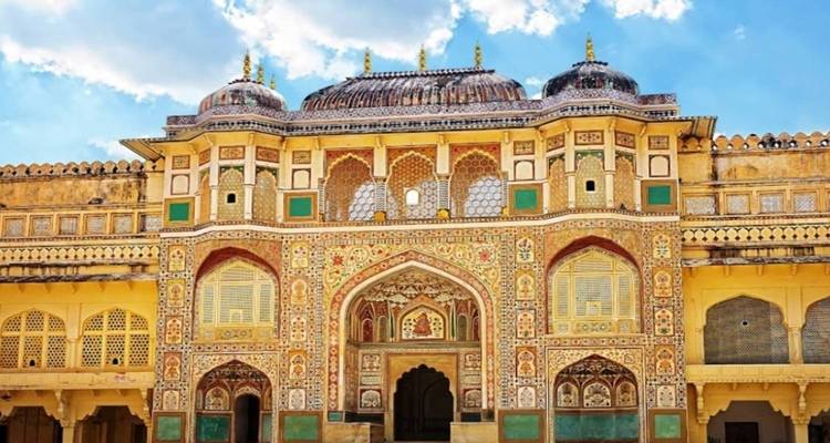 Ingang van Amber Fort in Jaipur, India, onder een heldere blauwe hemel.