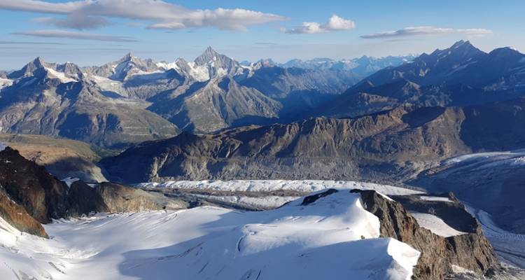 Panoramisch uitzicht op bergen en gletsjers met blauwe luchten.