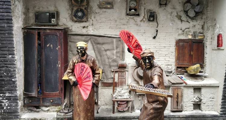 Straatartiesten met unieke make-up in een steegje.