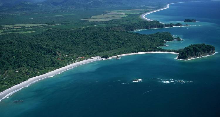 Littoral aérien de baies de sable blanc sinueux et de péninsules de forêt tropicale luxuriante rencontrant les eaux profondes du Pacifique bleu.