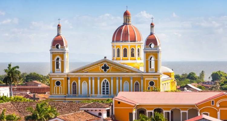 La cathédrale de Grenade d'un jaune éclatant avec ses deux clochers jumeaux s'élève au-dessus des toits en terre cuite à côté du lac Nicaragua.