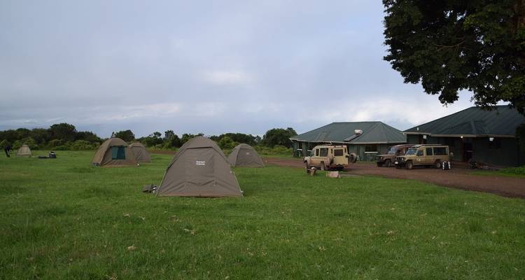 Serie tenten en hutten in een veld overdag.