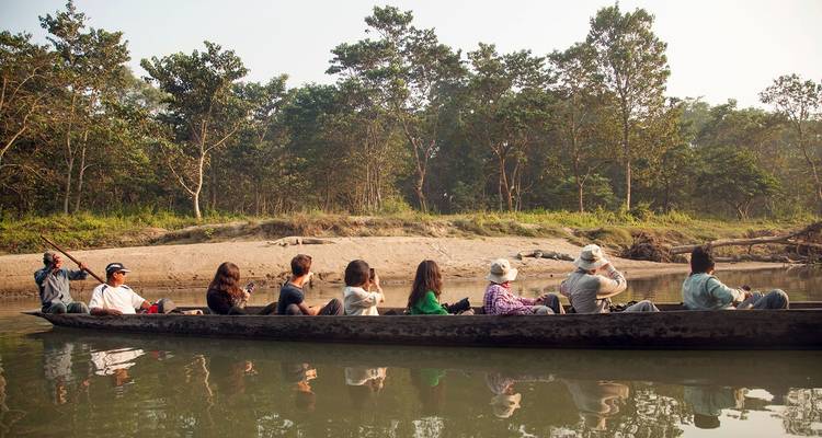 Des touristes faisant une promenade en bateau sur une rivière sereine.