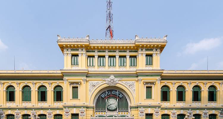 Historisches Postgebäude mit prunkvoller Architektur.