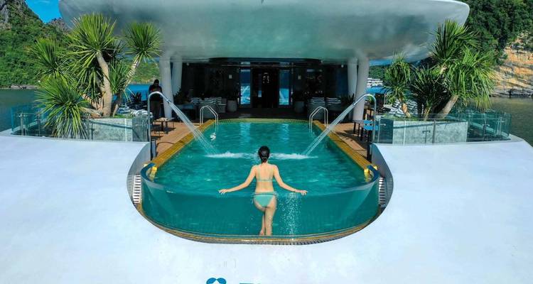 Infinity pool op een luxe boot met een eenzame vrouw die van het uitzicht geniet.