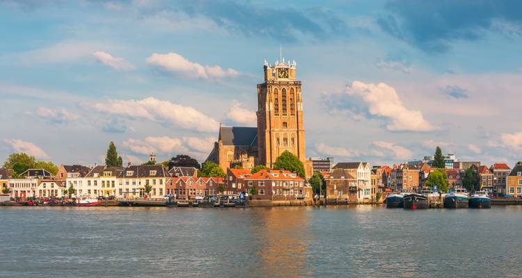 Malerische Stadt mit historischer Kirche, vom anderen Flussufer aus betrachtet.