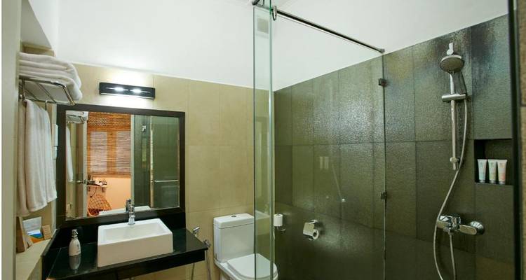 Modernes Badezimmer mit gläserner Duschkabine.