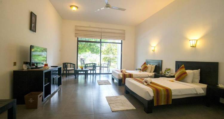 Hotelzimmer mit zwei Betten und großem Fensterblick.