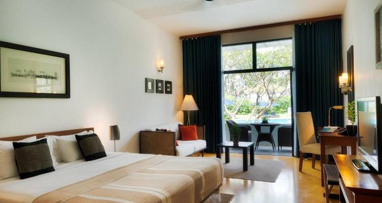 Gästezimmer mit Poolblick, ausgestattet mit modernen Möbeln.