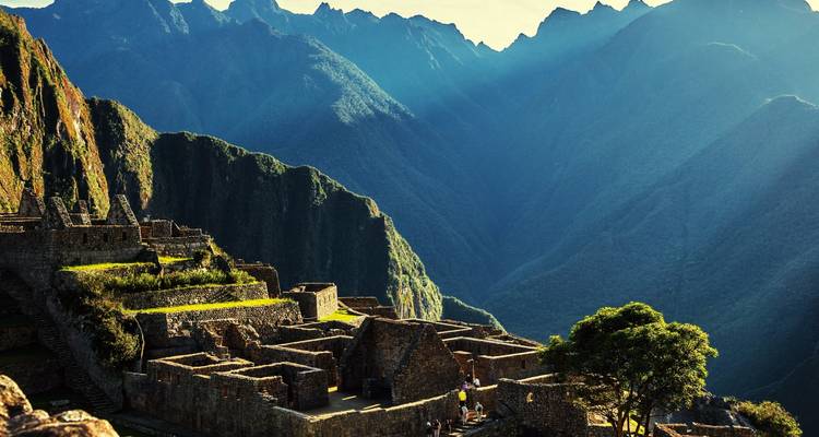 Oude ruïnes van Machu Picchu met een bergachtige achtergrond.
