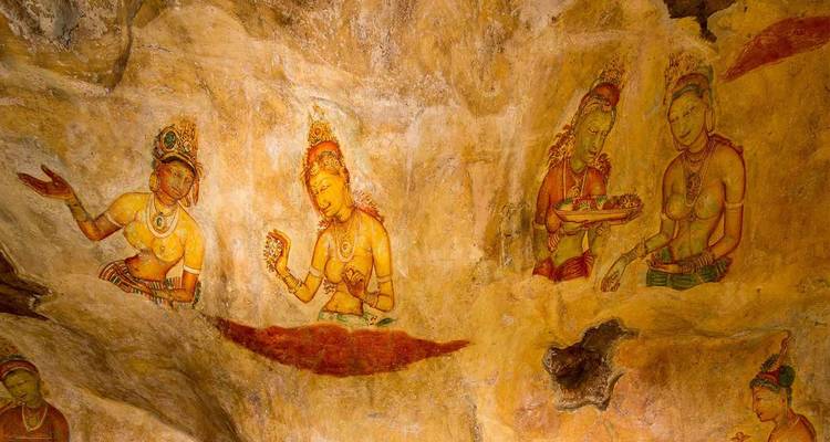 Les anciennes fresques de jeunes femmes peintes ornent les murs de rocher ocre à l'intérieur des grottes de Sigiriya.