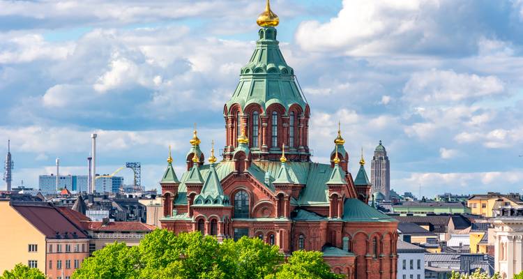 Orthodoxe kathedraal met koperen koepels tegen een heldere hemel.