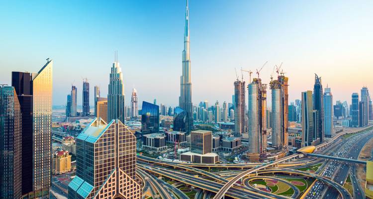 Skyline uitzicht van Dubai met Burj Khalifa in het midden.