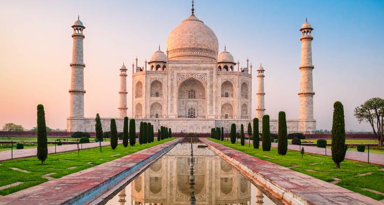 De Taj Mahal en zijn spiegelvijver bij zonsopgang.