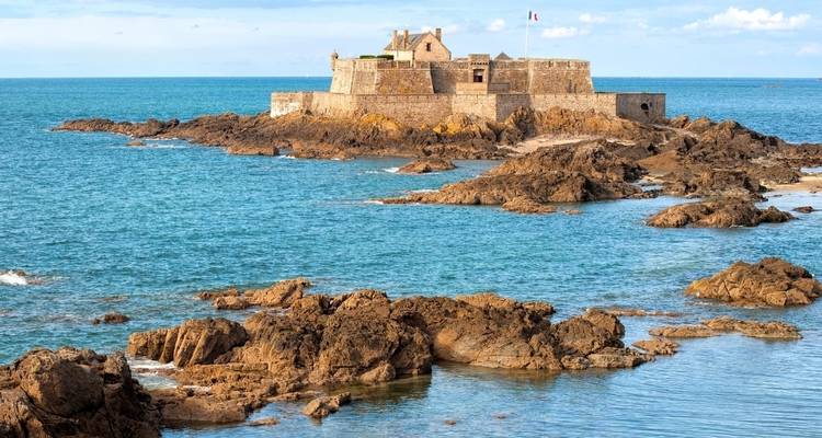 Historisch fort op een rotsachtig eiland te midden van de zee.