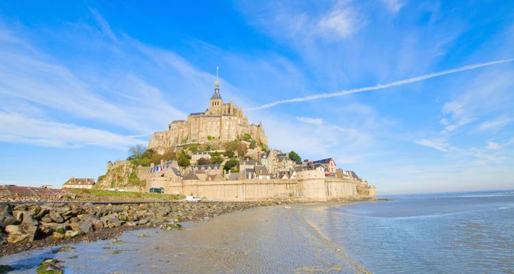 Iconieke abdij op een getijdeneiland tijdens een heldere dag.