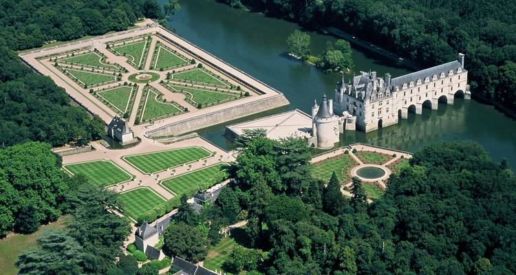 Luchtfoto van Château de Chenonceau en tuinen.