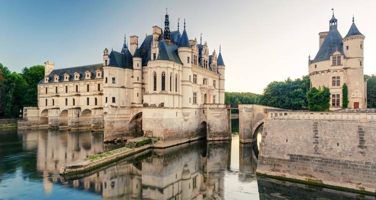 Een zicht op Château de Chenonceau over de rivier.