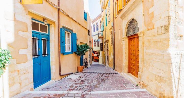 Enge, farbenfrohe Straßenszene mit charmanter Architektur.