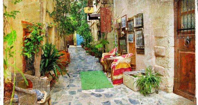 Enge Straße mit rustikalem Charme und bunten Dekorationen.