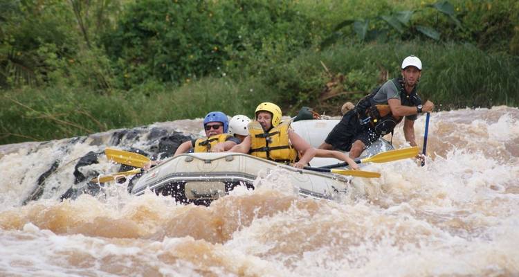 Menschen, die Wildwasser-Rafting in turbulenten Gewässern genießen.