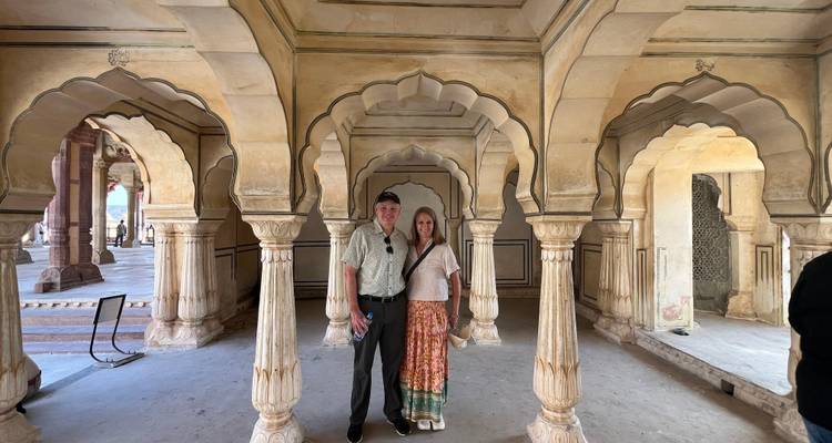 Pareja posando dentro del Fuerte Amber