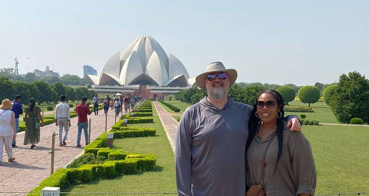 Pareja posando con el Templo del Loto de fondo.