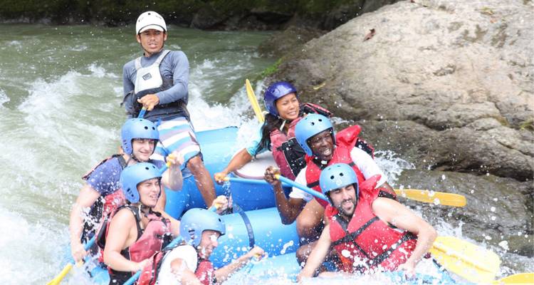 Descente en rafting à travers des rapides dans un paysage rocheux.