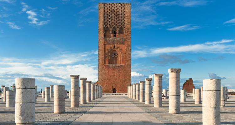 Ein großer Turm umgeben von Säulen unter einem strahlend blauen Himmel.