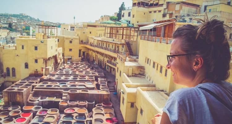 Eine Person, die über eine Gerberei und Stadtlandschaft blickt.