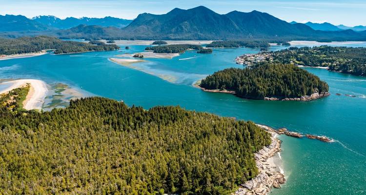 Vue aérienne d'îles avec des collines boisées et des eaux côtières.