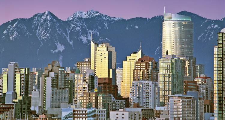 Vancouvers Stadtsilhouette mit Bergen im Hintergrund.
