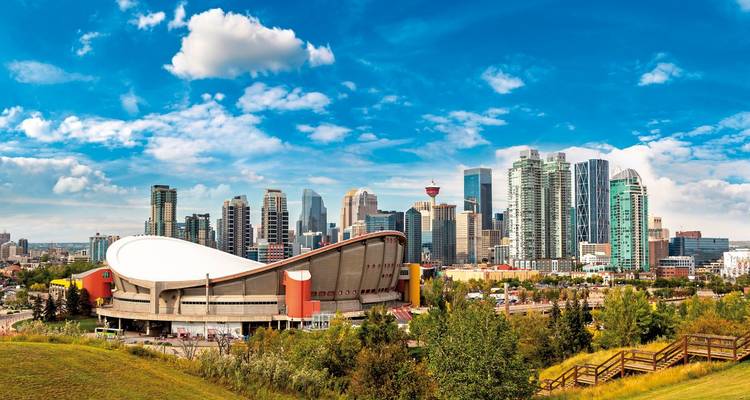 Vue panoramique d'un horizon de ville moderne avec un stade sportif unique.
