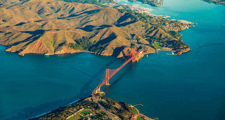Luftaufnahme des Golden Gate Bridge und der Bucht von San Francisco.