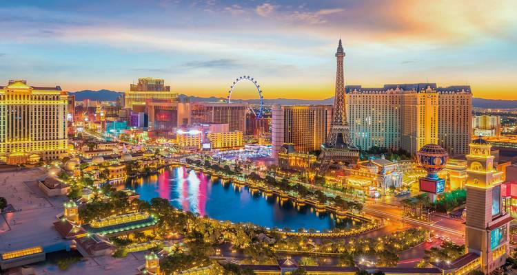 Heller und lebendiger Blick auf den Las Vegas Strip in der Dämmerung.