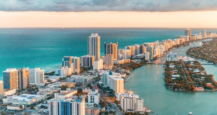 Vista aérea de Miami con la costa al atardecer.