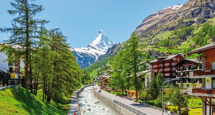 Blick auf einen Fluss, der durch Zermatt fließt, mit dem sichtbaren Matterhorn.