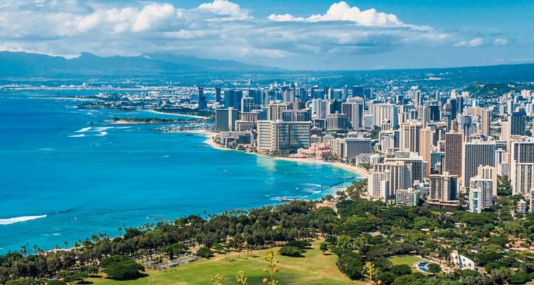 Skyline of Honolulu with beach and ocean.
