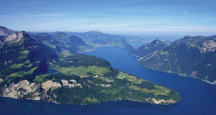 Luchtfoto van meren, bergen en bossen.
