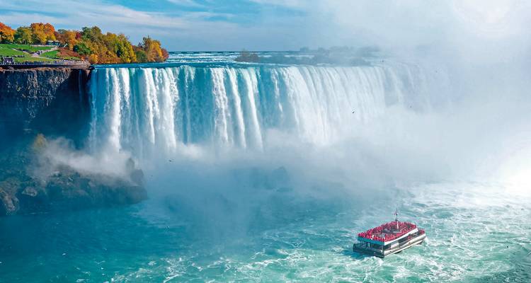 Majestueuses chutes du Niagara avec un bateau d'excursion en contrebas.