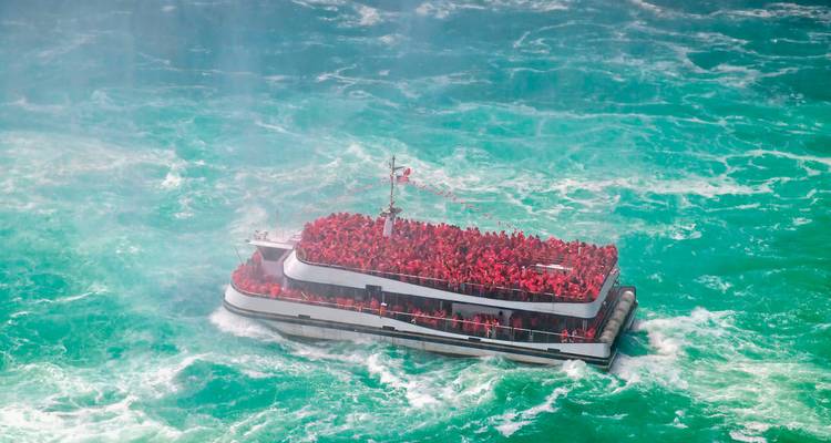 Bateau d'excursion dans des eaux turbulentes près des chutes du Niagara.