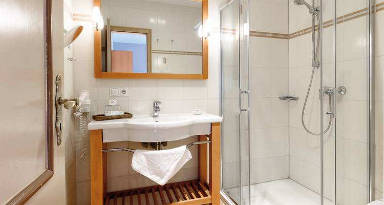 Badezimmer-Interieur mit Waschbecken und Duschbereich.