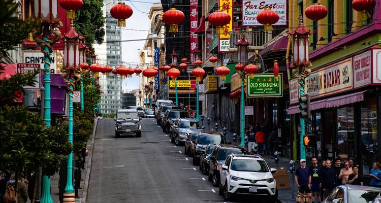 Menschen, die eine Straße in Chinatown, San Francisco, entlanggehen.