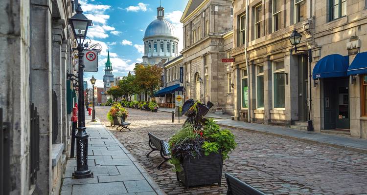 Rue pavée dans une ville historique avec une architecture ancienne.