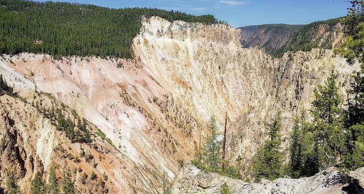 Farbenfrohe Canyon-Landschaft mit steilen Klippen.