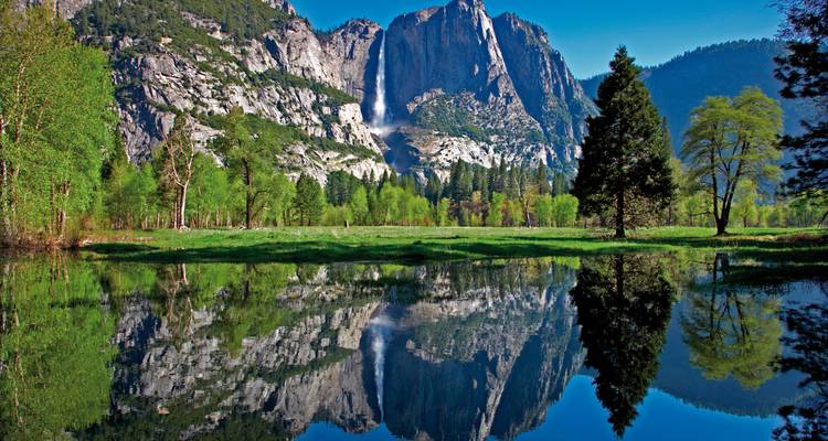 Malerische Aussicht auf das Yosemite Valley mit Wasserfall und Spiegelung im Wasser.