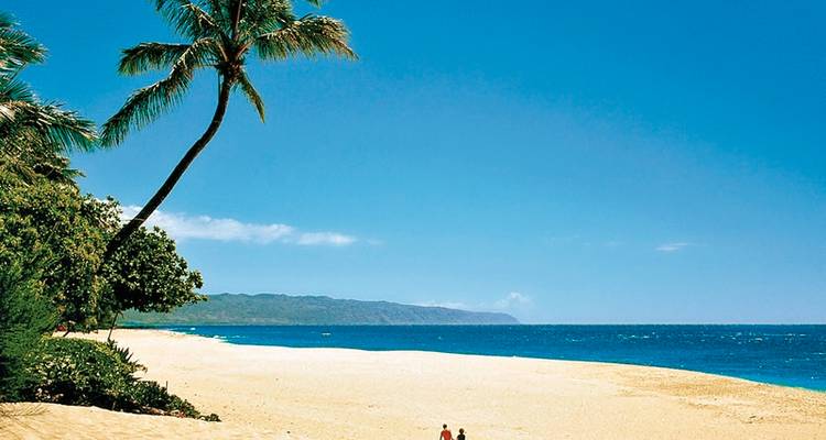 Paysage désertique pittoresque avec des formations rocheuses escarpées.