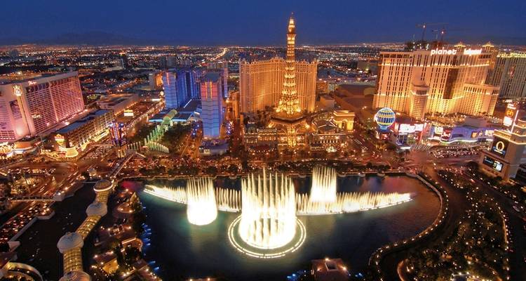 Horizon urbain moderne avec mer bleue claire.