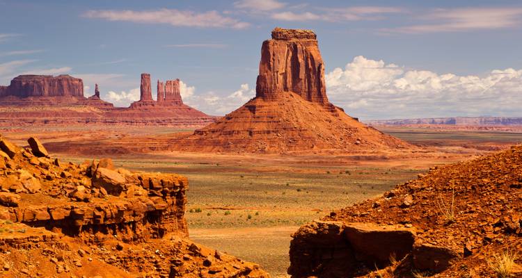 Vue panoramique de Monument Valley avec ses formations rocheuses.